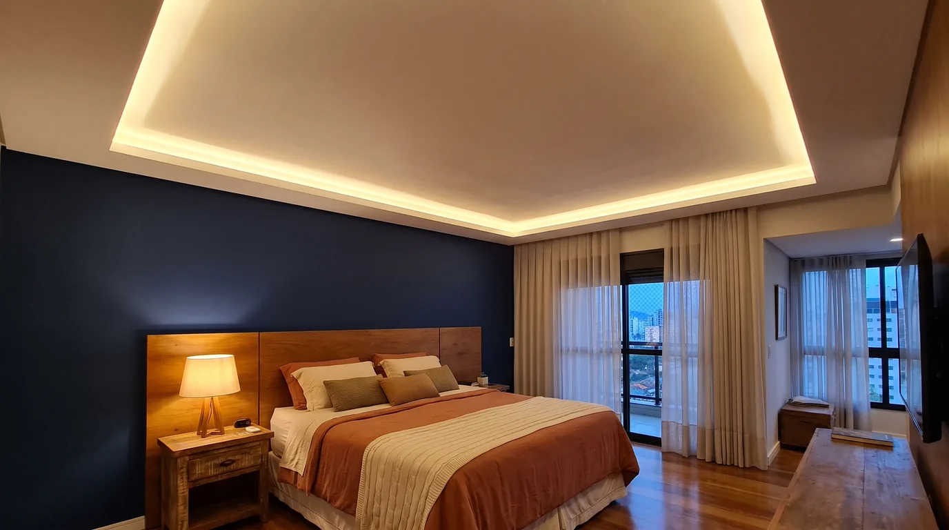 Quarto de casal com sanca de gesso aberta e luz indireta quente ao redor de todo o teto