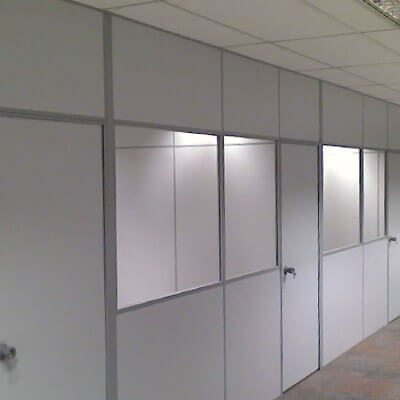 Divisórias de Eucatex como solução prática para organizar ambientes comerciais