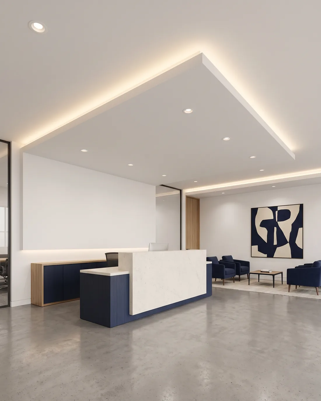 Recepção corporativa com forro de gesso branco rebaixado, sanca com luz indireta e balcão em azul noite